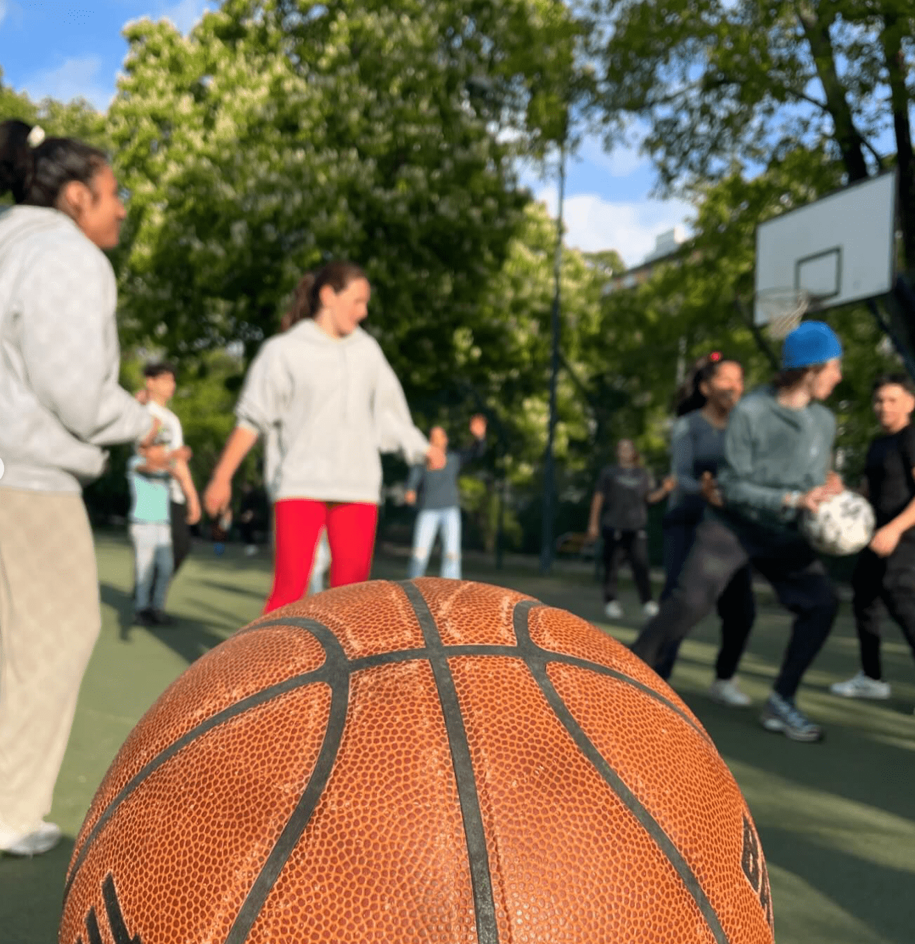 Basketbalový trénink s americkými studenty a studentkami